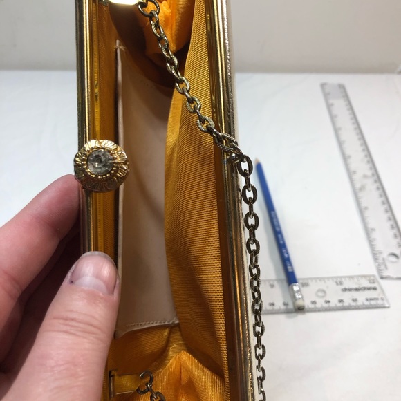 Vintage Metallic Gold Bag, with chain, small inside pocket, nice jewelry closure - Picture 9 of 12